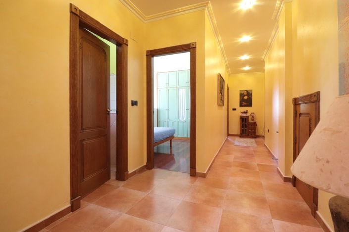 Image No.14-6 Bed Property for sale