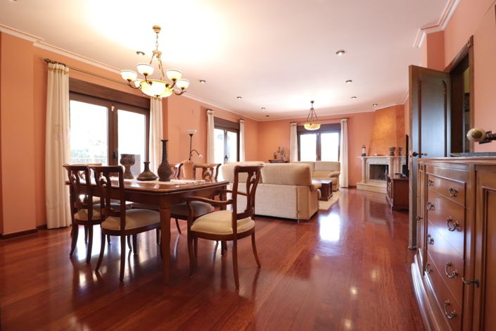 Image No.5-6 Bed Property for sale