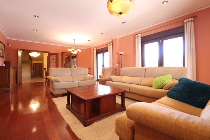 Image No.4-6 Bed Property for sale