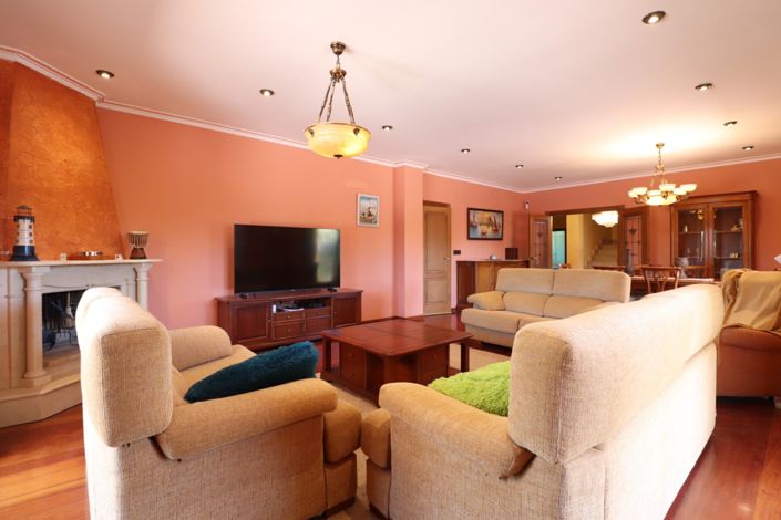 Image No.8-6 Bed Property for sale