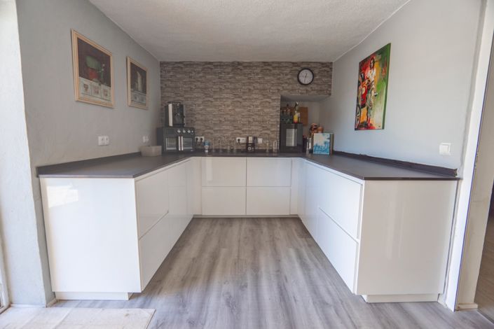 Image No.10-6 Bed Property for sale