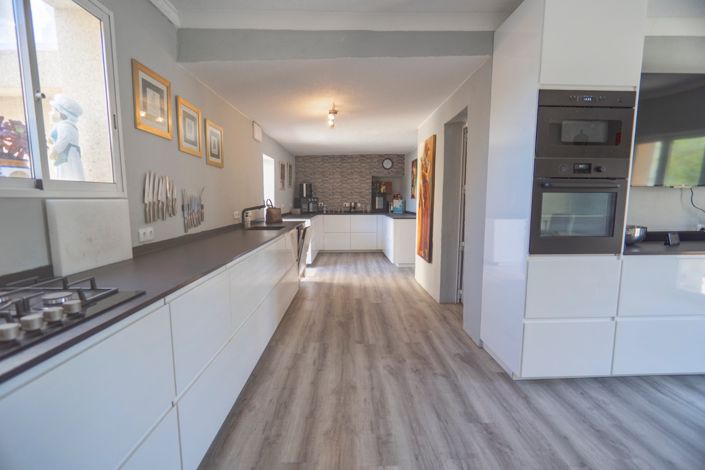 Image No.8-6 Bed Property for sale