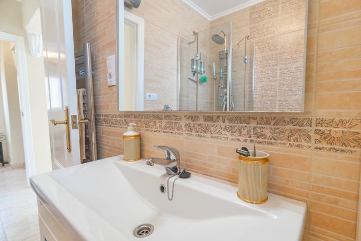 Image No.28-5 Bed Villa for sale