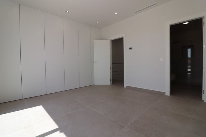 Image No.27-3 Bed Villa for sale