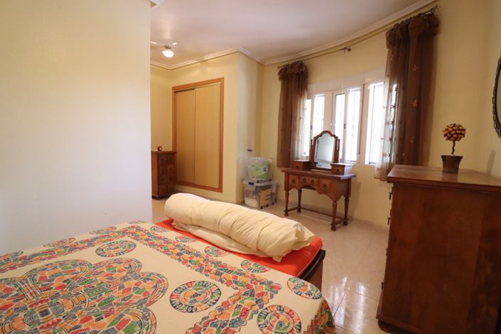 Image No.17-3 Bed Property for sale