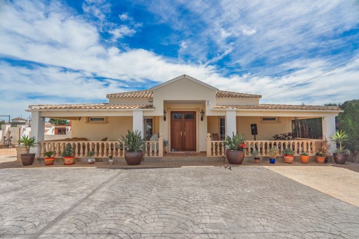 Image No.1-6 Bed Villa for sale