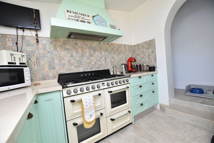 Image No.14-6 Bed Property for sale