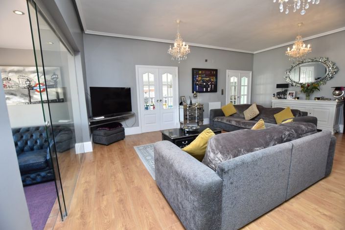 Image No.19-6 Bed Property for sale