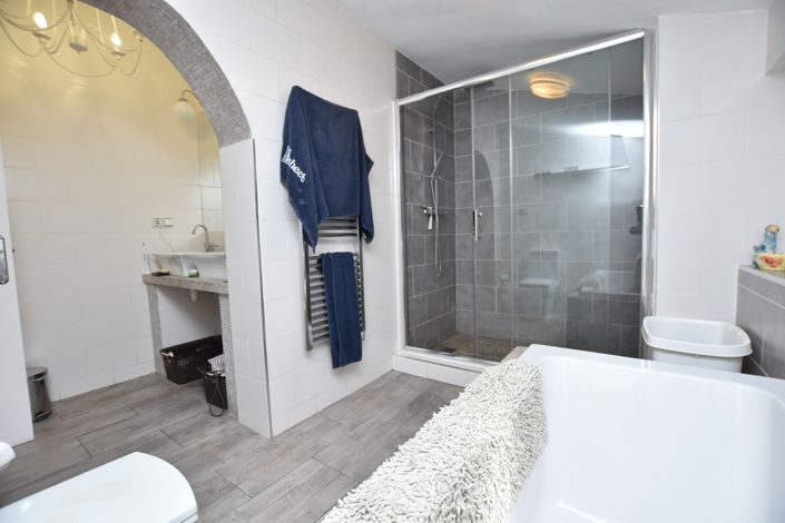 Image No.23-6 Bed Property for sale