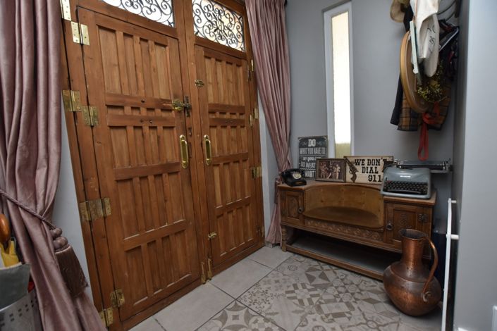 Image No.26-6 Bed Property for sale