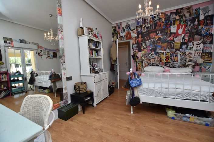 Image No.27-6 Bed Property for sale