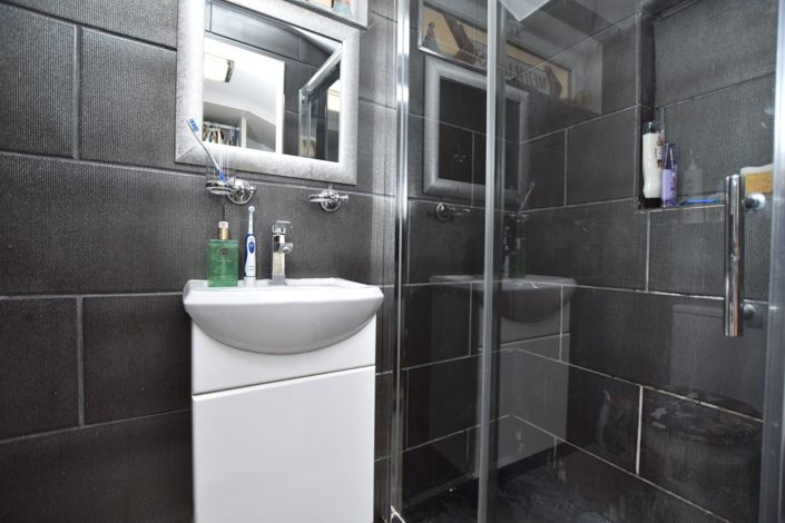 Image No.30-6 Bed Property for sale