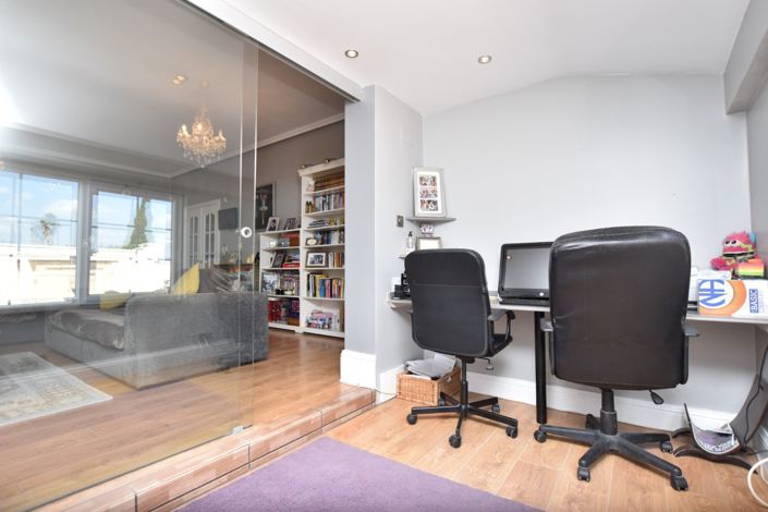 Image No.37-6 Bed Property for sale