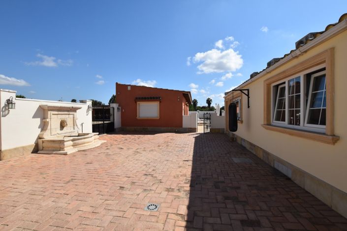 Image No.43-6 Bed Property for sale