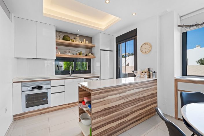 Image No.12-3 Bed Property for sale