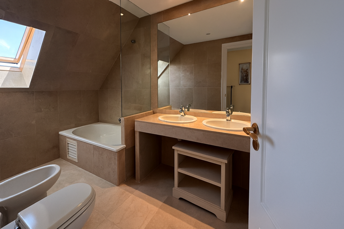 Image No.7-4 Bed Property for sale