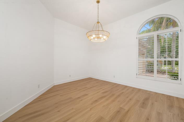 Image No.30-4 Bed House for sale