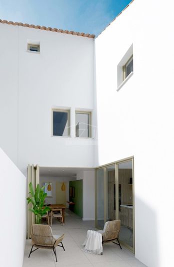 Image No.16-9 Bed Property for sale