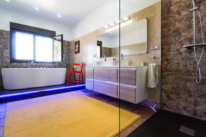 Image No.37-4 Bed Country Property for sale