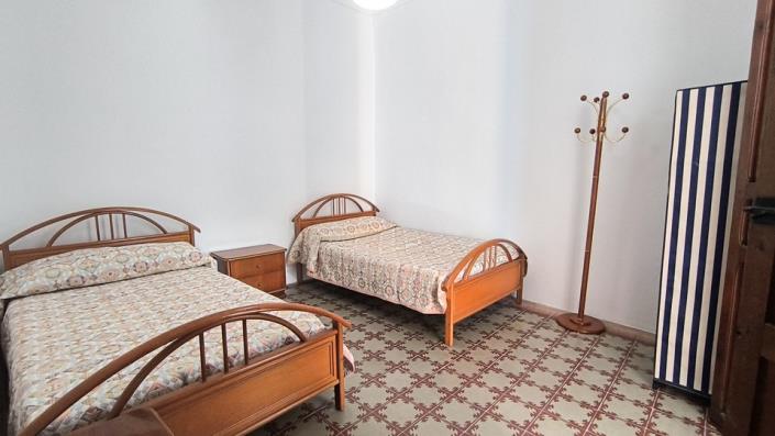 Image No.18-5 Bed Townhouse for sale