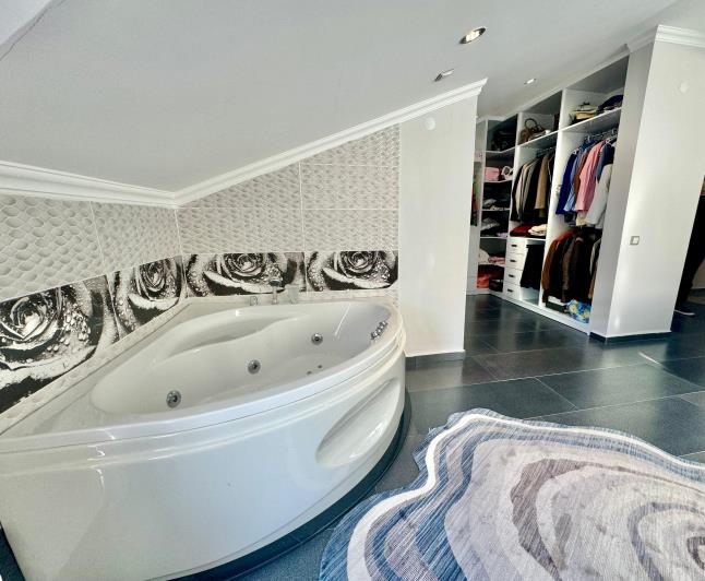 Image No.19-5 Bed Apartment for sale