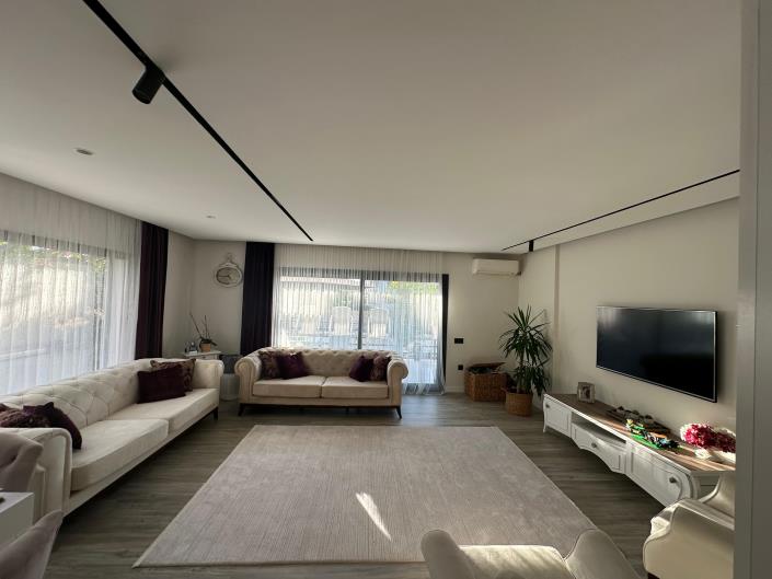 Image No.2-4 Bed Semi-Detached for sale