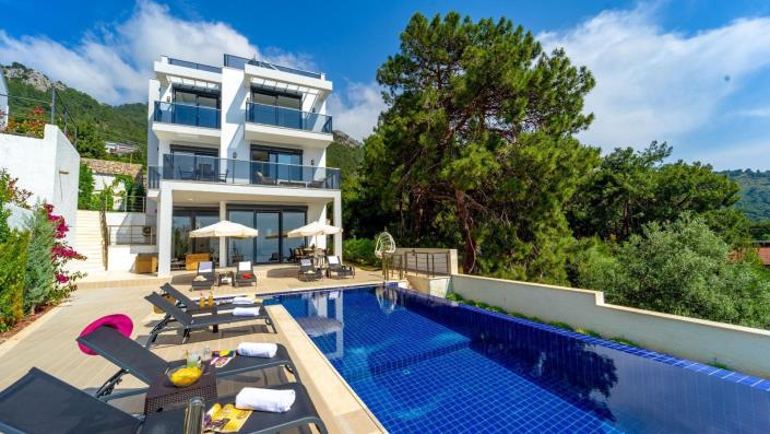 Image No.1-6 Bed Villa for sale