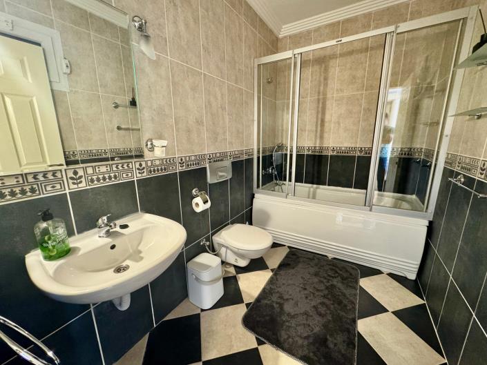 Image No.15-4 Bed Apartment for sale