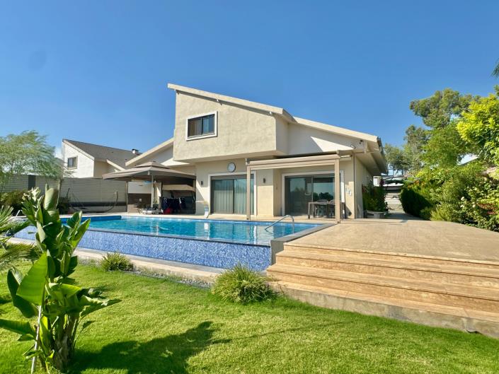 Image No.1-4 Bed House/Villa for sale