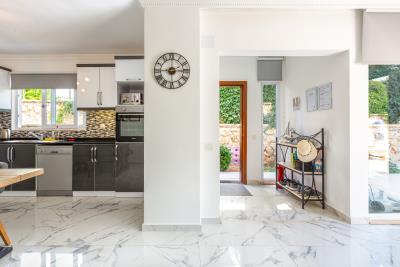 sylvana_apt_need_company-11