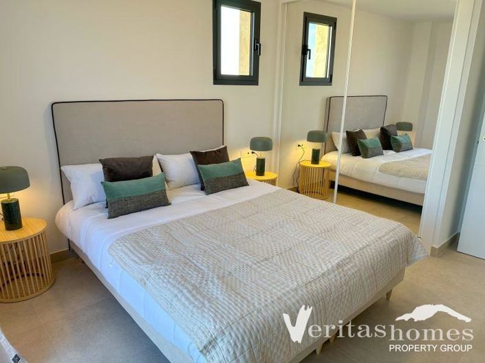 Image No.8-2 Bed Townhouse for sale