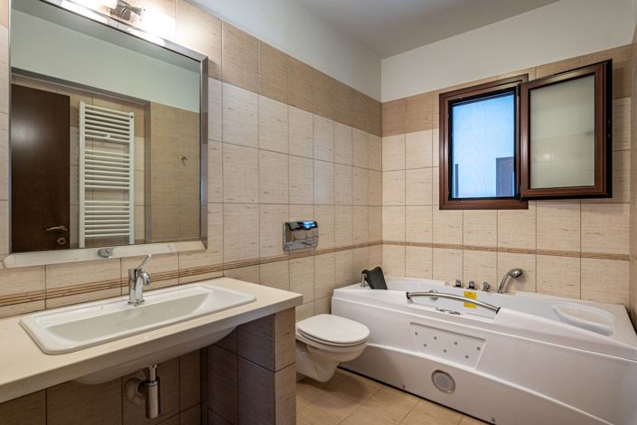 Image No.20-2 Bed Apartment for sale