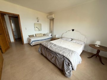 elxis-at-home-in-greece-big-villa-above-karpa