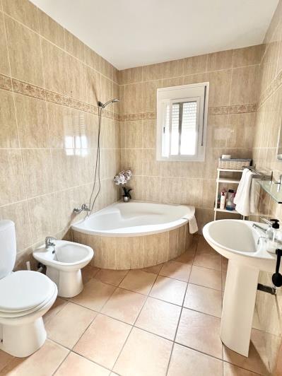 Image No.19-4 Bed Villa / Detached for sale