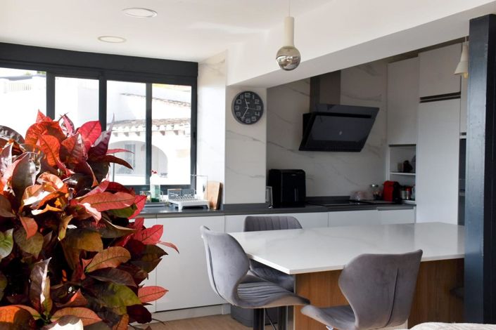 Image No.10-3 Bed Property for sale