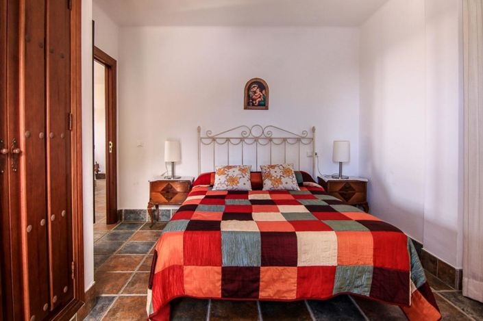 Image No.17-7 Bed Property for sale