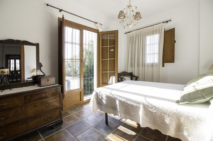 Image No.18-7 Bed Property for sale