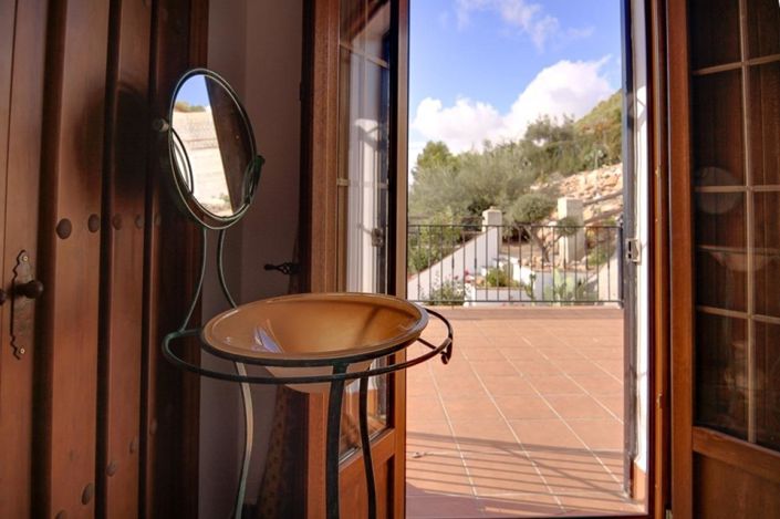 Image No.20-7 Bed Property for sale