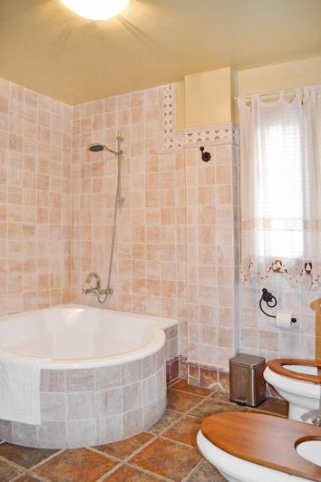 Image No.23-7 Bed Property for sale