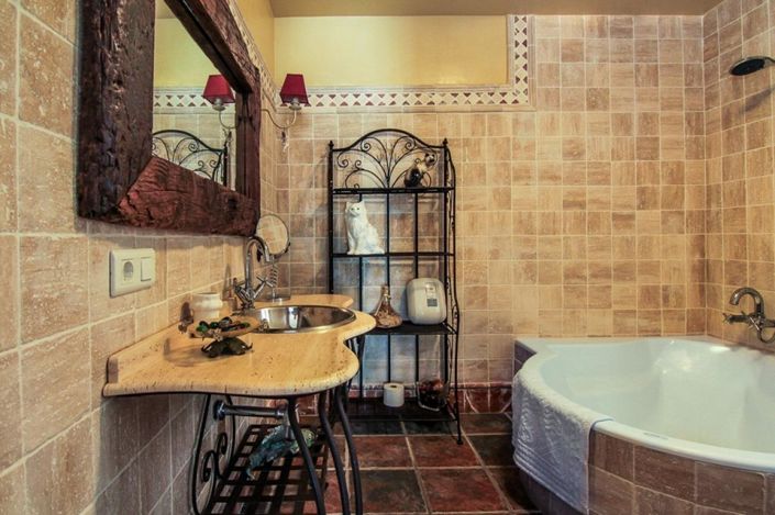 Image No.24-7 Bed Property for sale