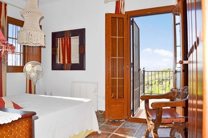 Image No.25-7 Bed Property for sale