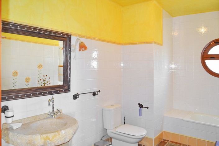 Image No.27-7 Bed Property for sale