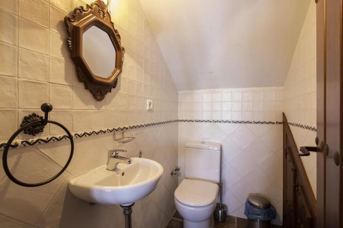 Image No.28-7 Bed Property for sale