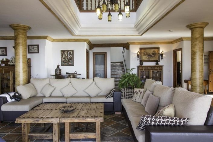 Image No.7-7 Bed Property for sale