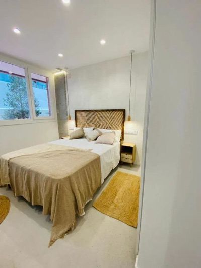 Image No.12-6 Bed Property for sale