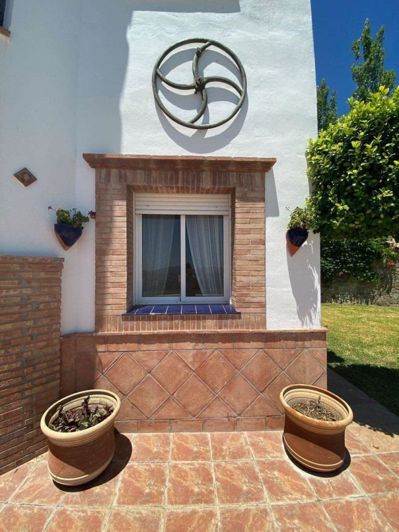 Image No.24-6 Bed Property for sale