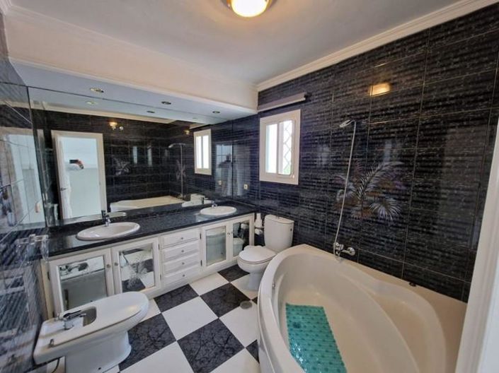 Image No.18-3 Bed Property for sale