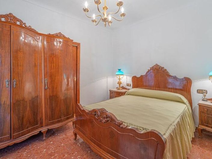 Image No.12-4 Bed Property for sale