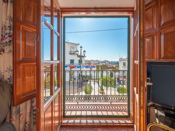 Image No.2-4 Bed Property for sale