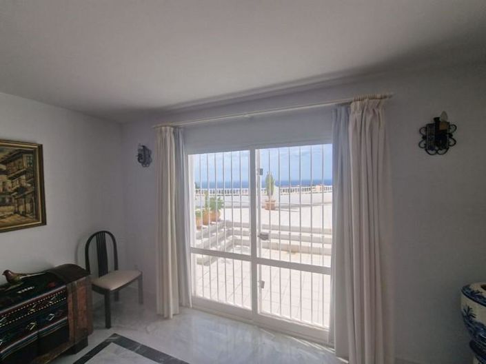 Image No.12-4 Bed Property for sale